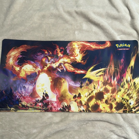 Charizard Pokémon Playmat - Picture 1 of 2